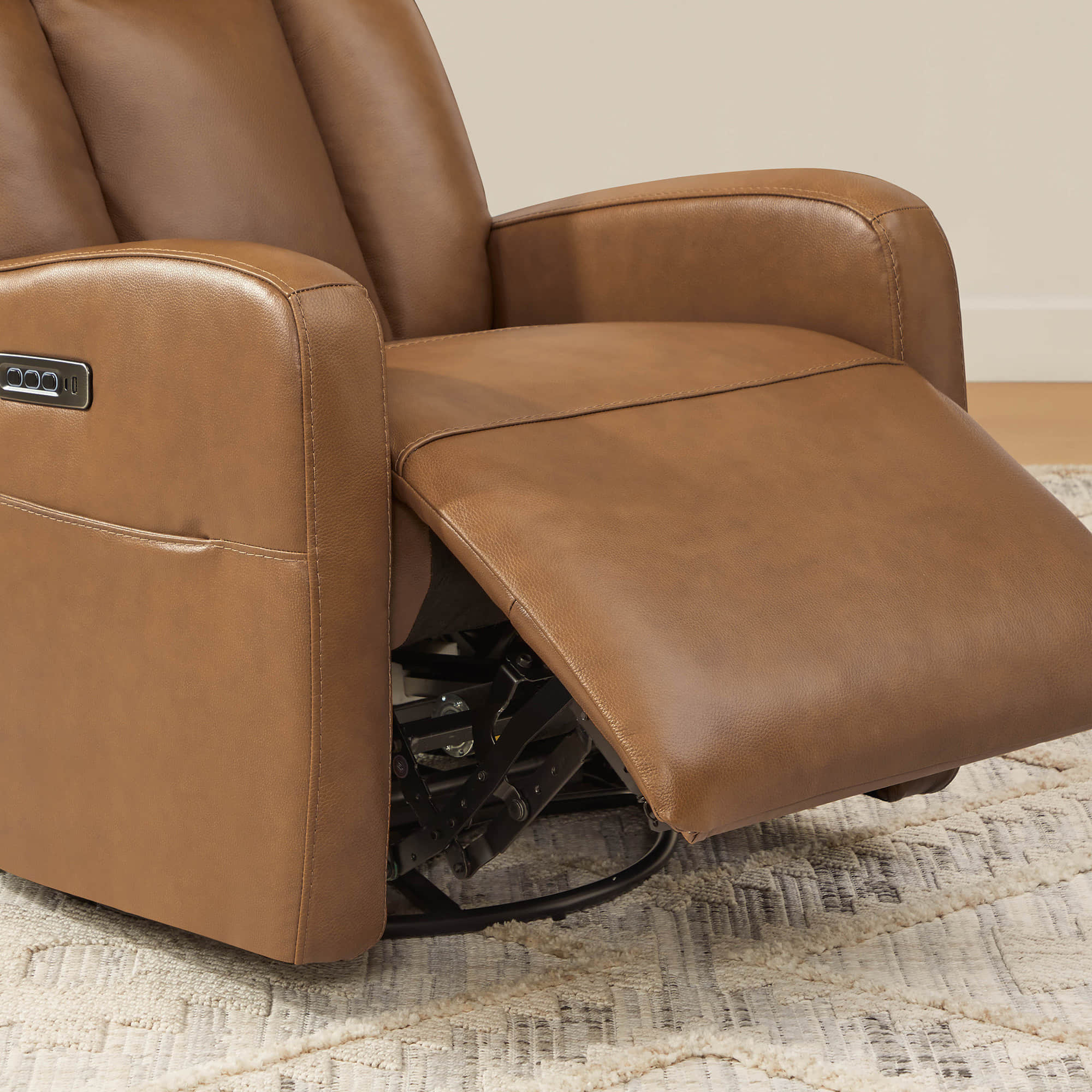 Fauteuil inclinable pivotant en cuir véritable Maxwell avec lombaire et appui-tête électriques